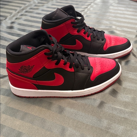 Air Jordan 1 Mid (Banned 2020) - Picture 5 of 7